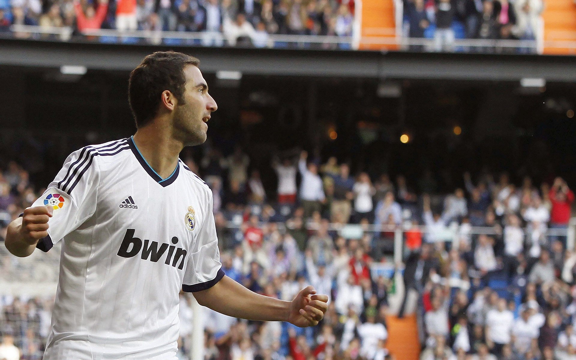 开云体育在线-个人里程碑与国家鏖战，维尼修斯闪耀伯纳乌，几内亚与墨西哥血战国际赛场